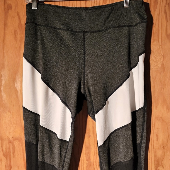 TRENDZ Gray, Black And White Leggings With Sheer Fabric at Front of Knee Sz Larg - Picture 3 of 6